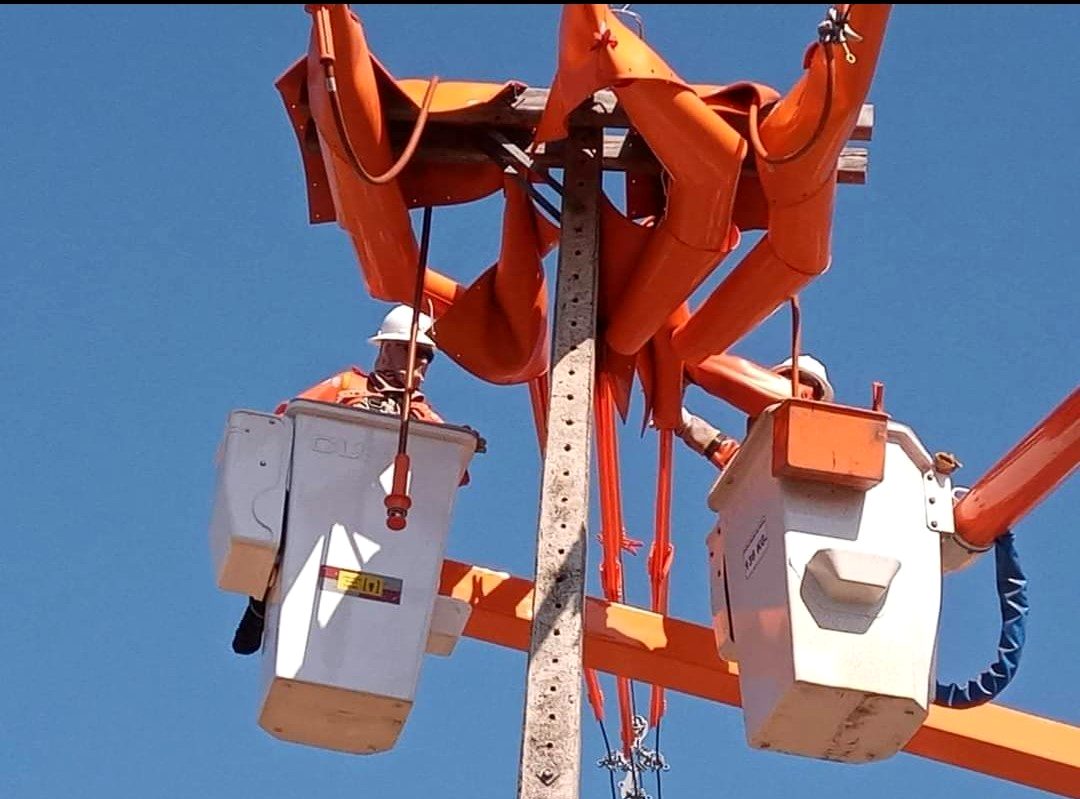 Equipe trabalhando em linha viva com duas cestas aéreas isoladas GUITON
